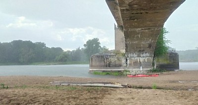 Ruiny mostu w Kłopocie w deszczu